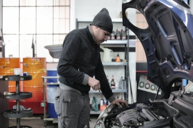 checking-fluids-in-your-car